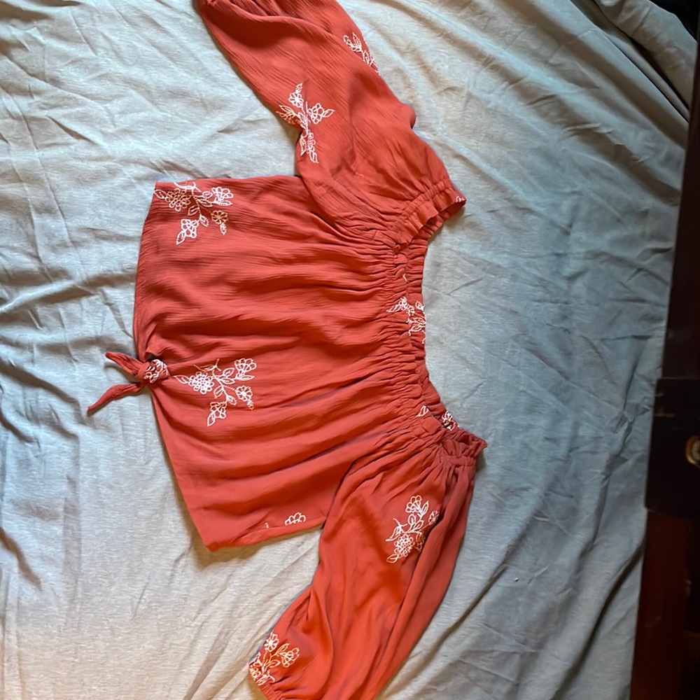Never worn! It’s more of a orange rust type of color.
